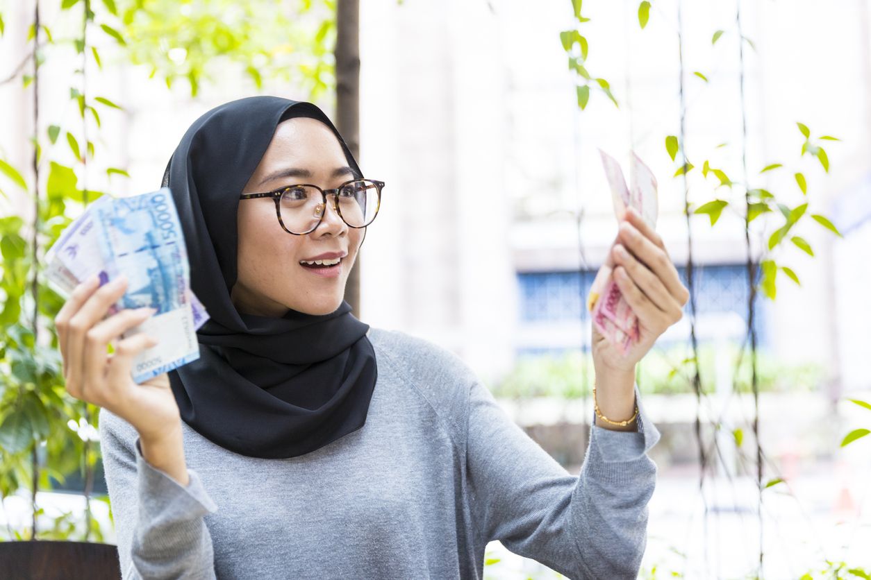 Momen Lebaran kerap kali dimanfaatkan untuk jalan-jalan bersama keluarga. Nah, ini 5 tips atur uang THR agar nanti pengeluaran tak membengkak.
