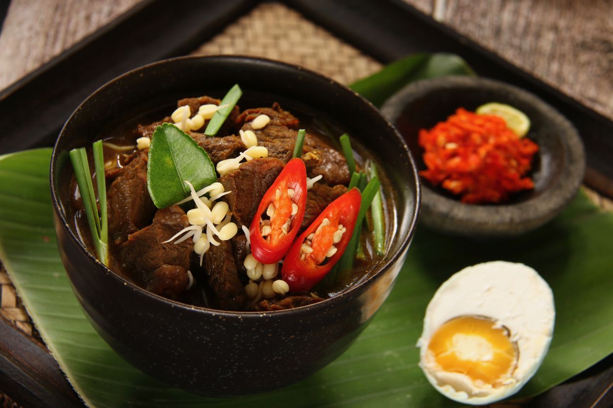 Agar tak timbul aroma langu, simak tips memasak cepat rawon dari Chef dengan cara seperti berikut! Gimana caranya?