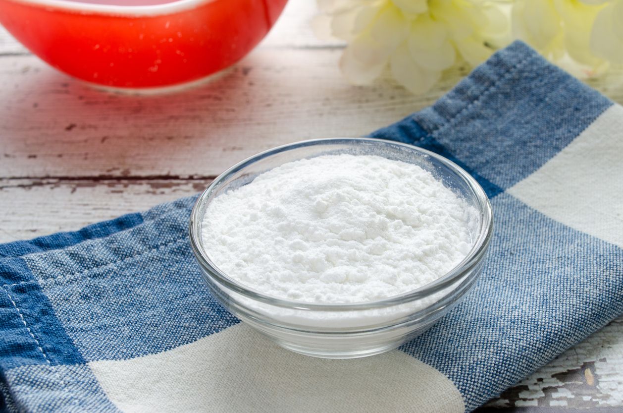 Berikut ini cara mengecek keaktifan baking powder sisa yang sebelumnya sudah dibuka, pakai air panas dan cuka.