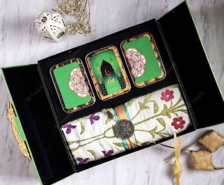 Sedikit repot tapi anti bokek, berikut ini tips hemat menyiapkan hampers sendiri di rumah untuk Lebaran 2023. Yuk, simak!