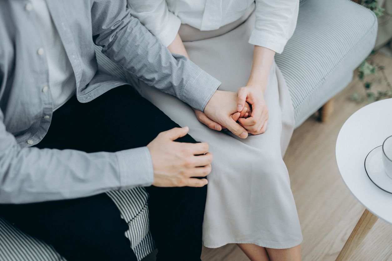 Kehilangan anak tentu menjadi momen yang tak pernah terbayangkan. Simak cara memperbaiki hubungan suami istri setelah kehilangan anak.
