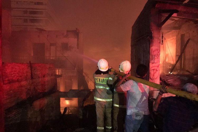 Kebakaran besar terjadi di Pasar Gembrong pada Minggu malam, (24/4/2022) hingga menyebabkan ratusan rumah dan pertokoan terbakar habis.