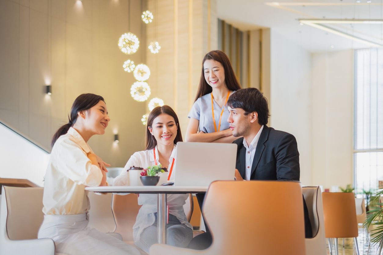 Traveloka membuka lowongan kerja startup sebagai Associate Social Media Manager - Employer Branding. Simak persyaratannya!