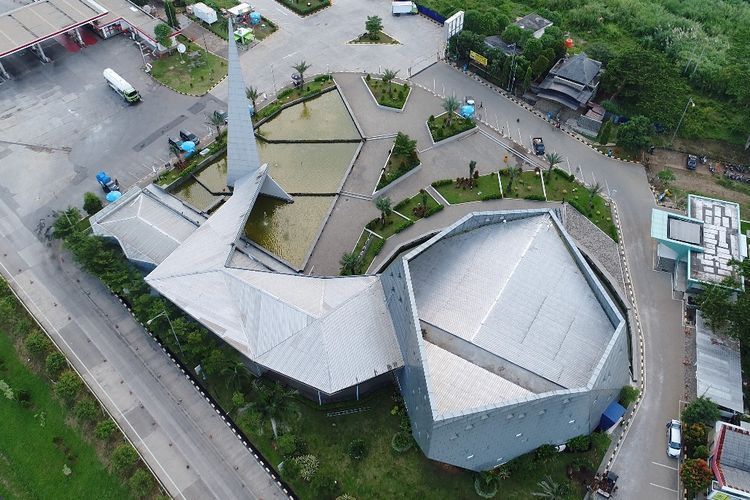 Agar tak bosan selama perjalanan, kamu dapat beristirahat sejenak di rest area instagramable ini. Tempatnya unik, fasilitasnya lengkap!