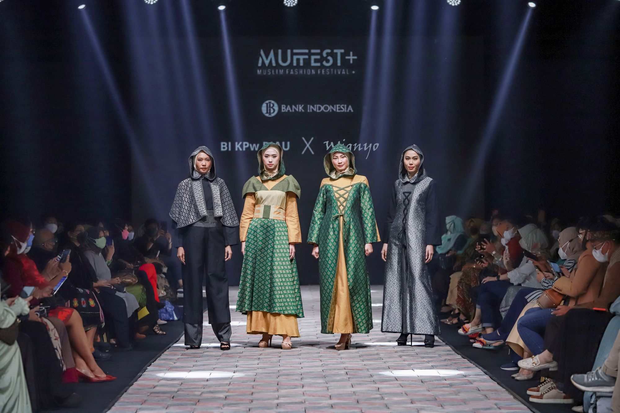 Angkat kearifan lokal dengan menggunakan tenun motif Riau, desainer Wignyo Rahadi tampilkan koleksi Ikat Siak di MUFFEST+ 2022.