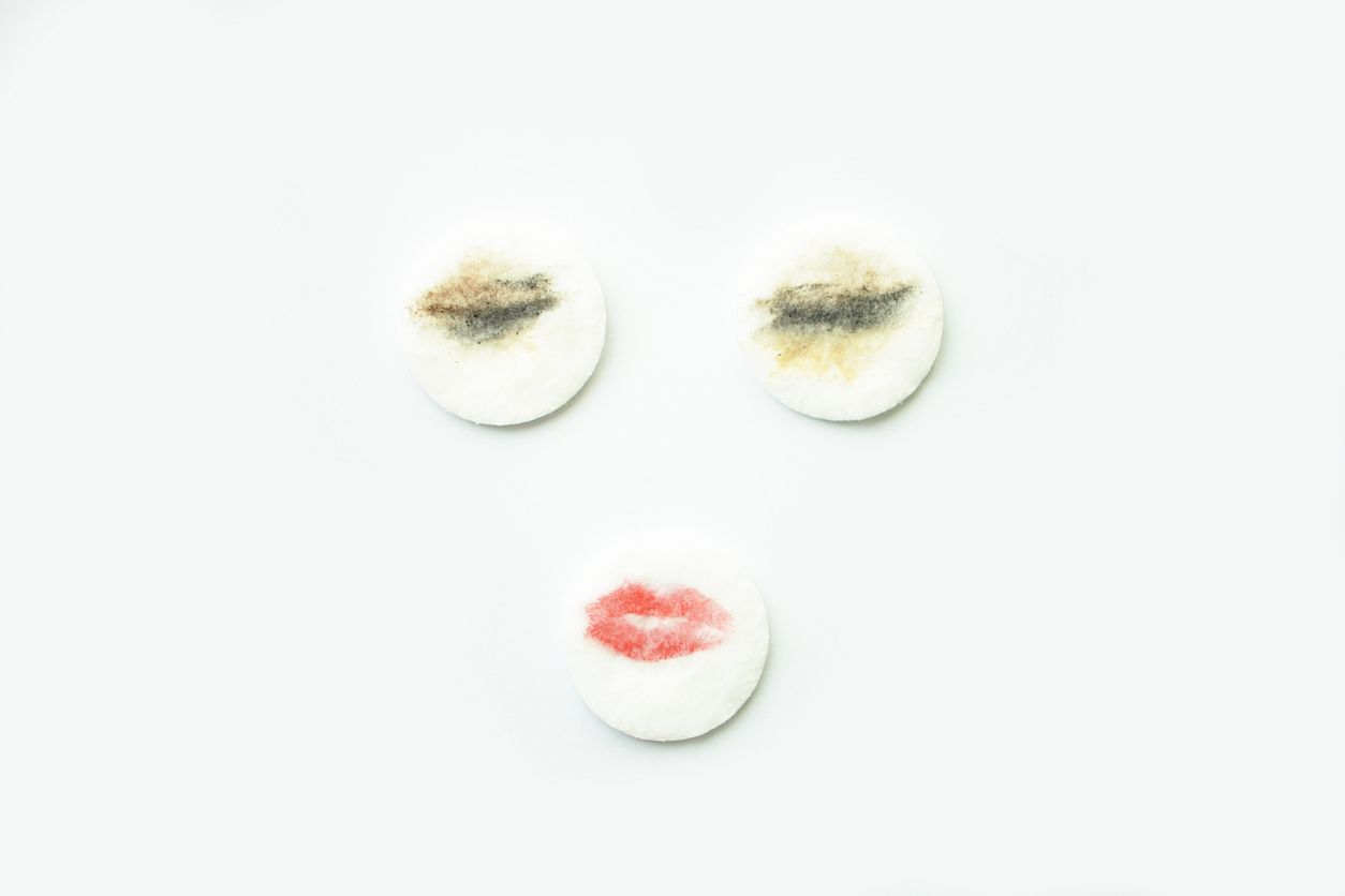 Membersihkan makeup tebal memang bikin malas. Ini dia cara cepat bersihkan riasan tebal kurang dari lima menit. 