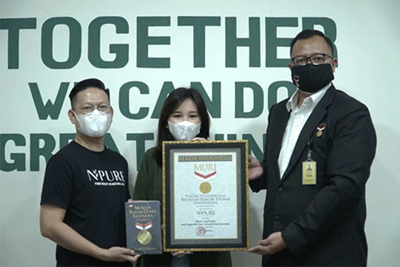 NPURE Centella Asiatica Face Toner menerima penghargaan MURI untuk kategori skincare lokal pertama di Indonesia yang menggunakan daun utuh.