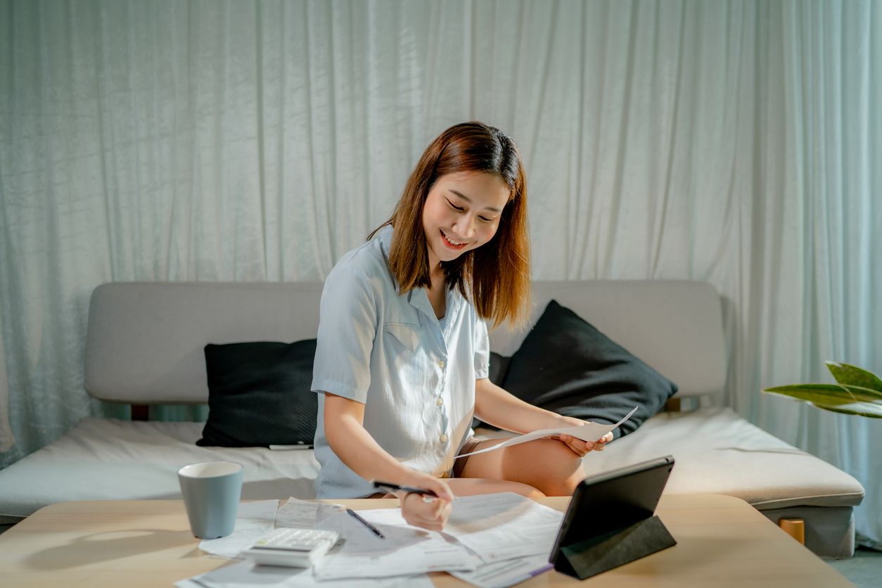 Salah satu keberhasilan finansial keluarga terletak pada keterampilan kita mengatur keuangan, lho. Yuk, intip tips hemat ini!