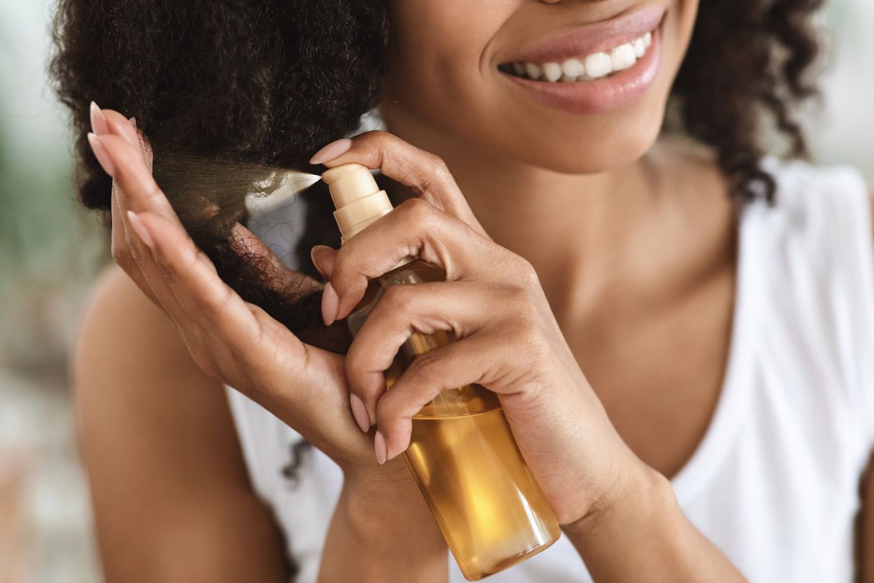 Hilangkan aroma tak sedap pada rambut dengan membuat parfum rambut sendiri di rumah. Lebih dari itu, bahannya bisa menutrisi rambut.