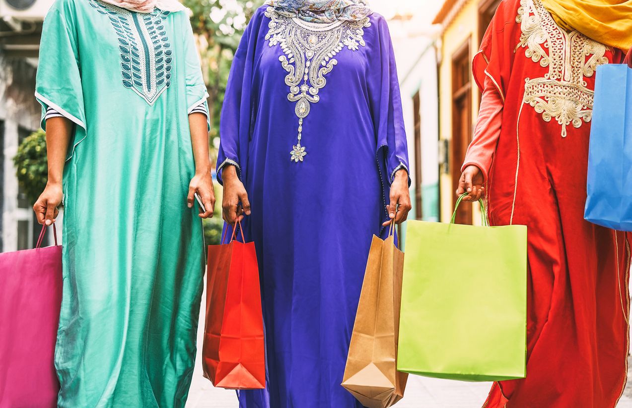 Agar kaftan yang kamu pakai saat Lebaran tahun ini bisa dipakai lagi tahun depan, yuk simak lima cara mencuci kaftan yang tepat!