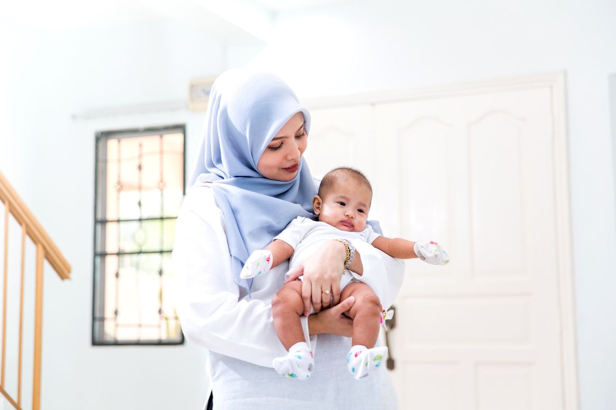 Мусульманские новорожденные. Фото мусульманских новорожденных девочек. Фото кормящих младенцев мусульман. Мусульмане дети обнимаются.