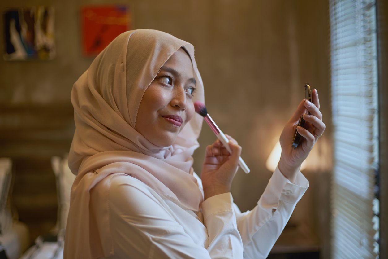 Agar makeup Lebaran dapat tahan lama seharian tanpa harus sering-sering touch up, yuk lakukan delapan cara berikut ini!