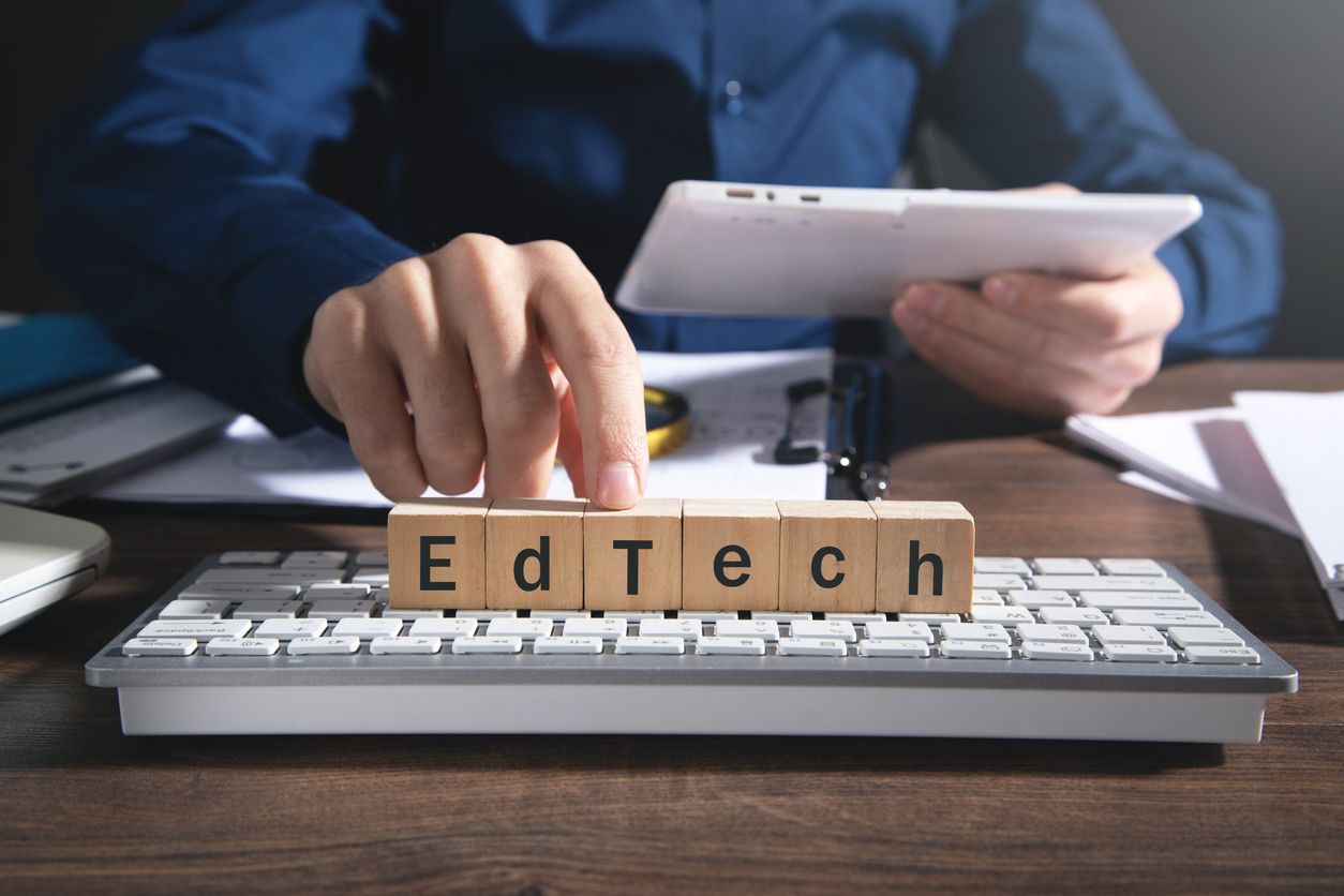 Ini penjelasan apa itu bisnis education technology (edtech) dan berbagai manfaatnya bagi pelajar serta guru.