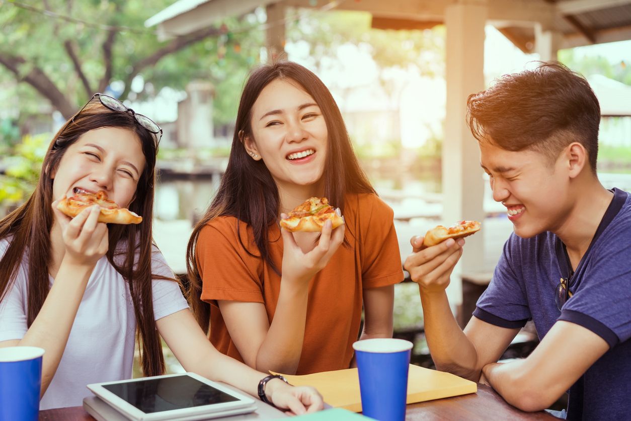 Makan sambil tertawa dapat berisiko terhadap kesehatan fisik hingga mengancam jiwa. Simak, berikut bahaya makan sambil tertawa.
