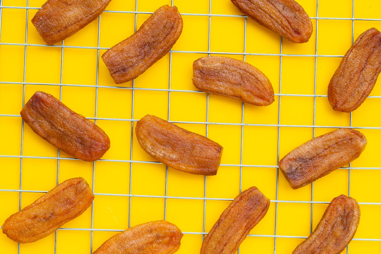 Jadi jajanan  oleh-oleh favorit, simak cara memasak cepat sale pisang yang manis dan renyah berikut ini!