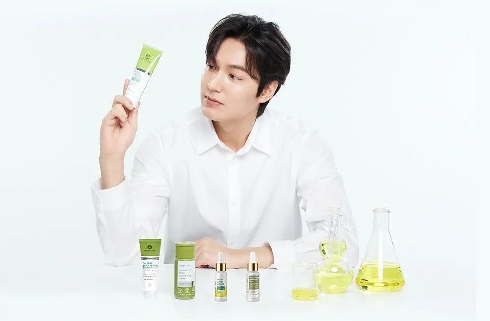 Beberapa waktu lalu Azarine memilih Lee Min Ho sebagai brand ambassador-nya. Ini rekomendasi skincare dari Azarine.
