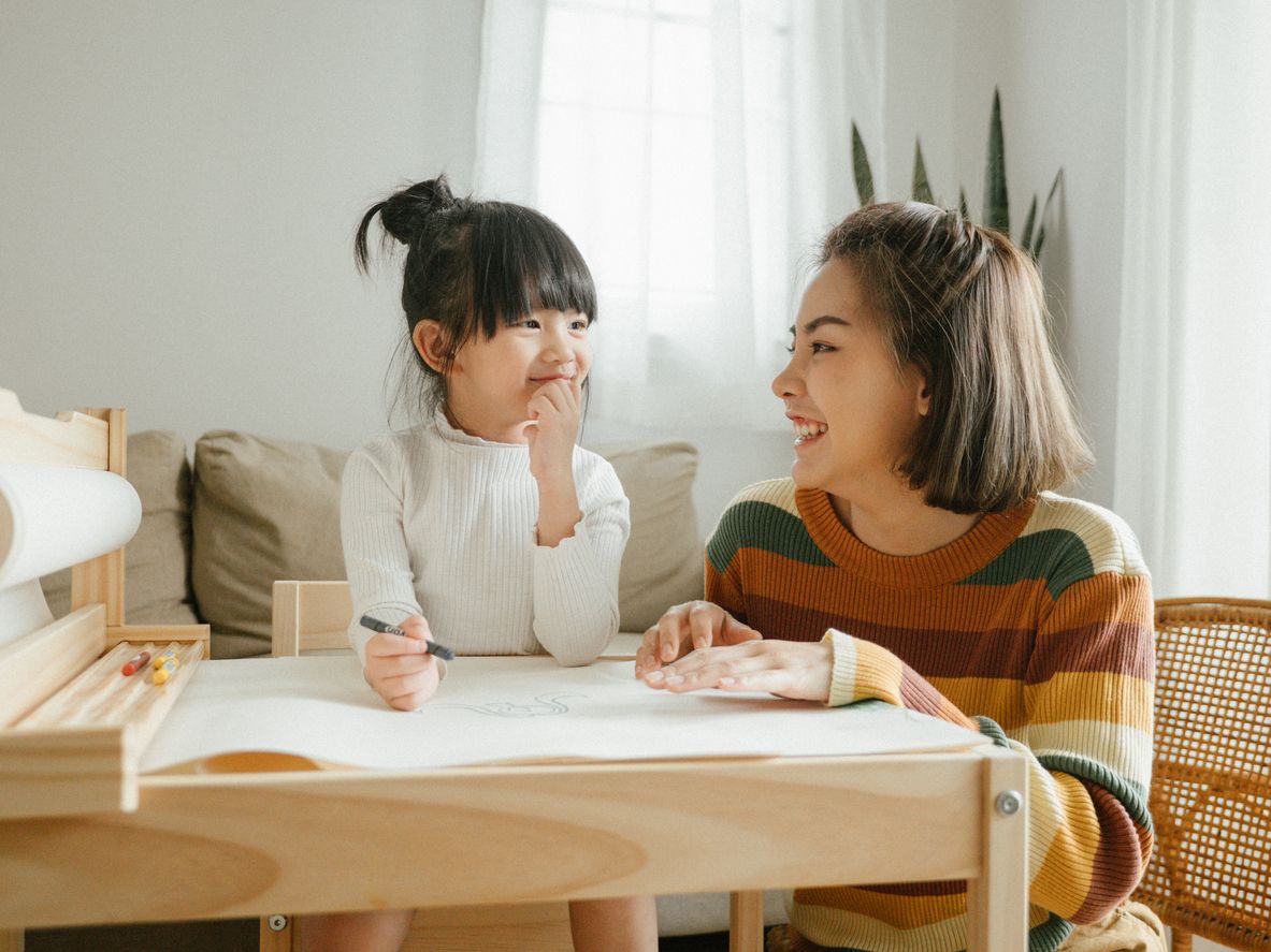 Para orang tua wajib tahu berikut ini lima tips mudah untuk mengajarkan bisnis pada anak, dimulai dengan cara menghasilkan uang.