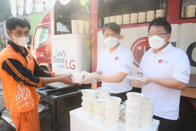 LG Indonesia menggelar aksi sosial Lebaran Sehat dengan membagikan makanan sehat bagi masyarakat di sekitar TPS dan TPST. 