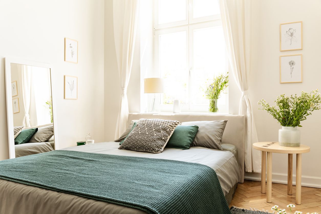Ingin percantik kamar tidur tapi bujet terbatas? Simak tips hemat makeover kamar tidur tanpa perlu khawati kantong jebol!