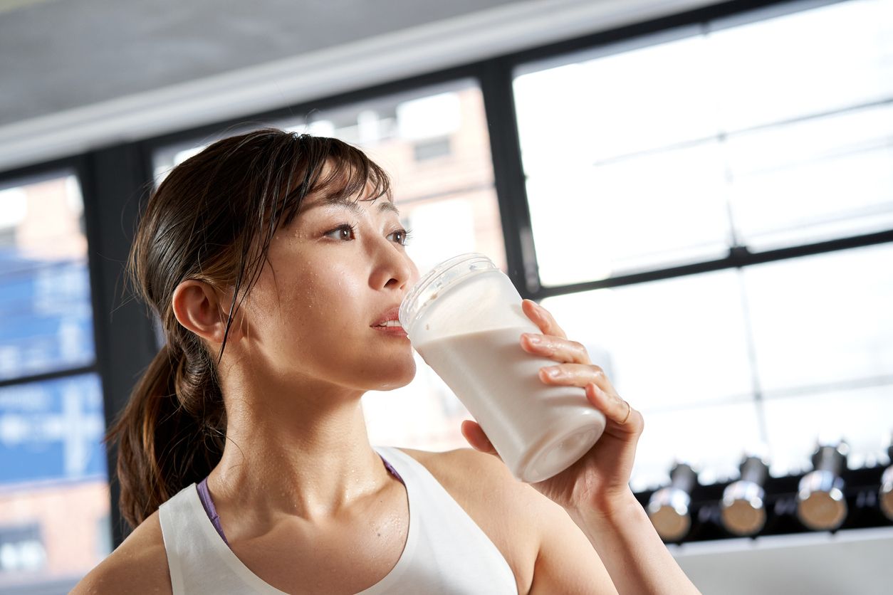 Berikut ini berbagai manfaat mengonsumi protein shake yang bisa diminum baik sebelum maupun setelah olahraga, simak selengkapnya