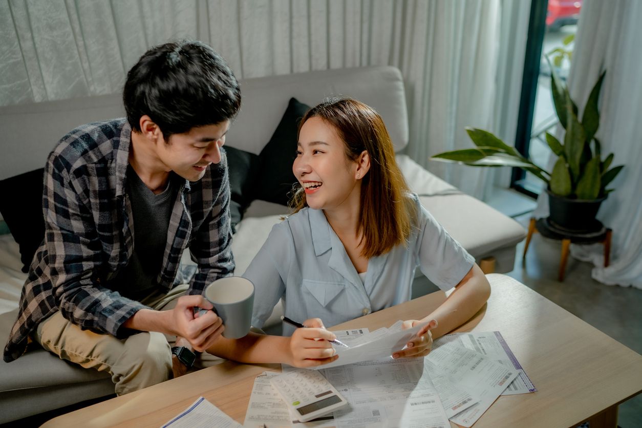 Berikut ini 5 tips hidup hemat bersama pasangan setelah menikah. Salah satunya mencatat rincian belanja dan mengurangi kartu kredit.