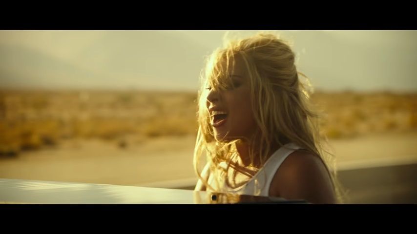 Penyanyi Lady Gaga merilis video musik dari soundtrack film Top Gun : Maverick berjudul Hold My Hand. 