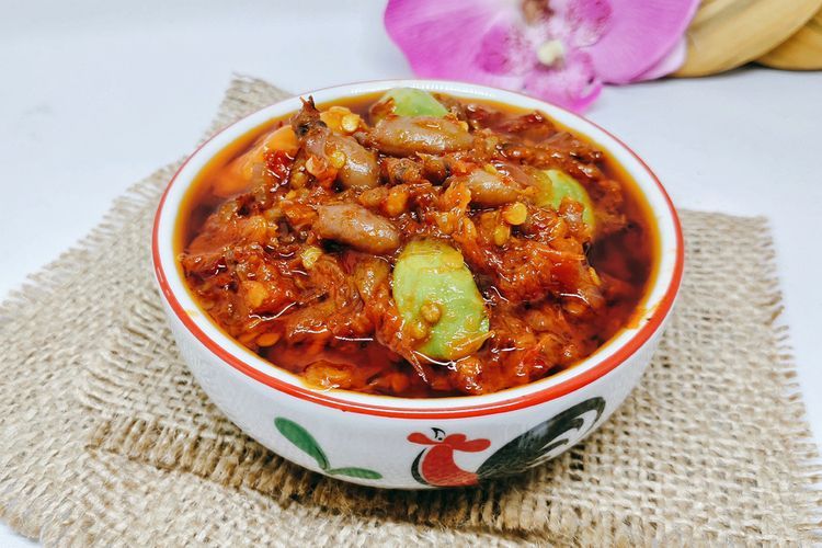 Sambal cumi asin semakin nikmat jika dimakan bersama aneka lalapan untuk menu makan siang. Yuk, simak tips memasak mudah sambal cumi asin berikut.