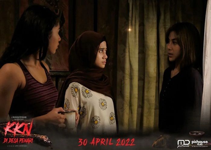 Review dan ulasan film KKN di Desa Penari yang sedang tayang di bioskop: karakter perempuan yang terancam bahkan di dunia gaib.