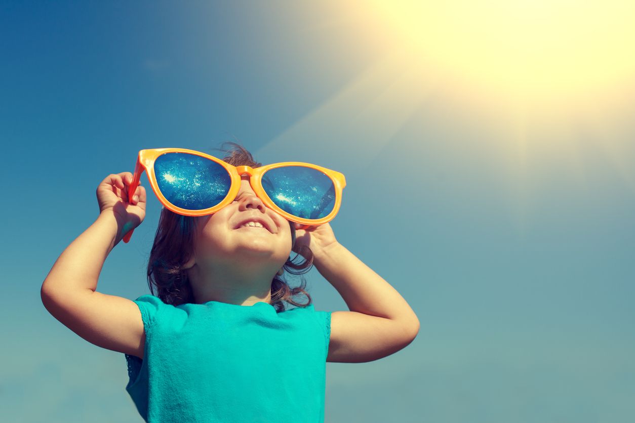 Berikut ini tips melindungi anak dari cuaca panas ekstrem  yang wajib diketahui oleh orang tua. Salah satunya mandi air dingin!