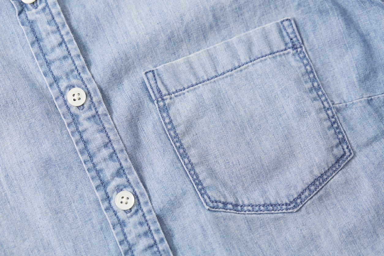 Kerap  kali disalahartikan sebagai denim karena memiliki tampilan serupa, lantas apa itu bahan chambray?