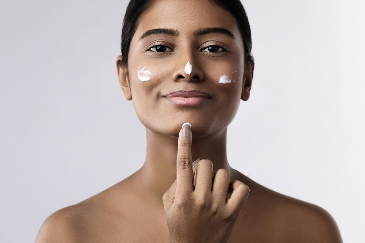 Ini 5 mitos sunscreen yang sering jadi kesalahpahaman dan harus diketahui: cukup dioleskan sekali, tahan air, hingga tak perlu pakai untuk indoor.