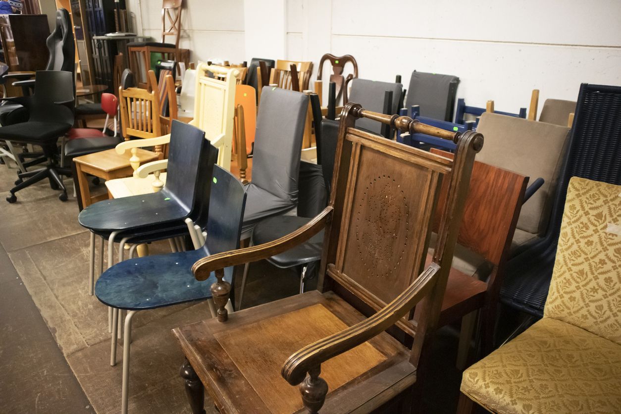 Dengan harga yang murah sering kali bikin kita kalap, simak tips hemat belanja furnitur di toko barang bekas. 