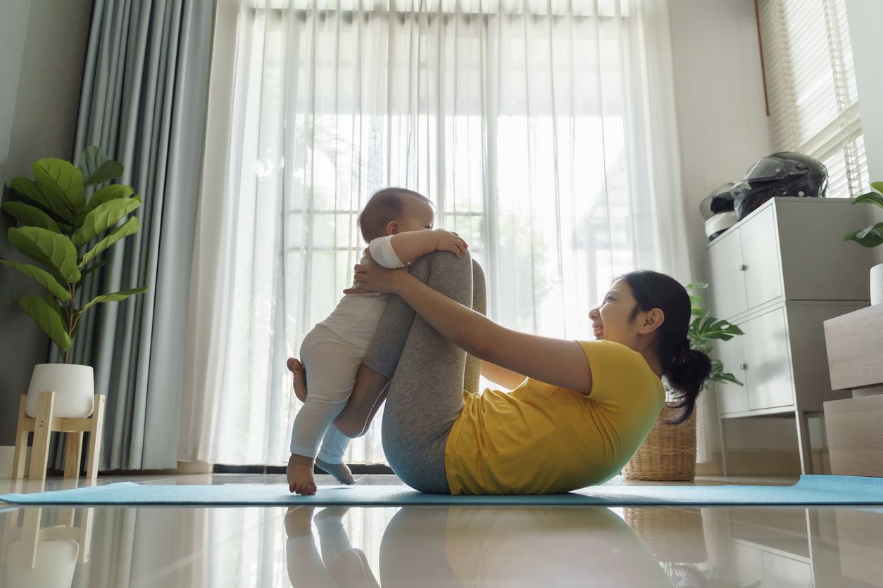 Berikut ini lima cara untuk menjadi lebih aktif, ada yang bisa dilakukan di rumah seperti walking meeting dan bermain dengan anak.