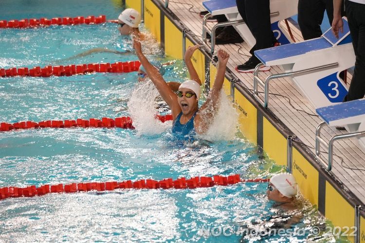 Atlet debutan Indonesia, Masniari Wolf, berhasil menyumbang medali emas di nomor 50m gaya punggung putri. Seperti apa ceritanya?