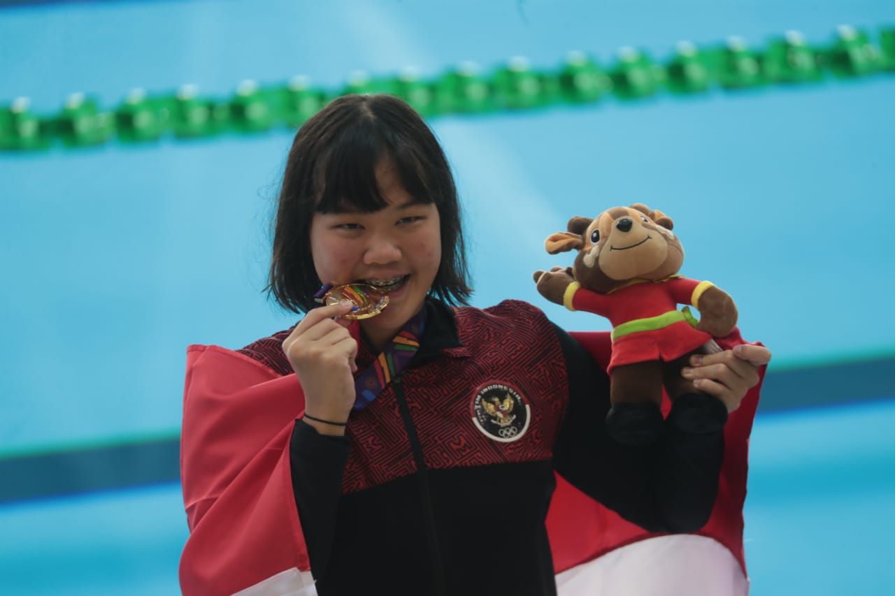 Flairene Candrea raih medali emas nomor 100 meter gaya punggung putri untuk Indonesia di SEA Games 2021 Vietnam.