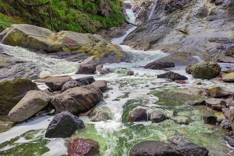 Air Terjun Kalipait yang berada di dekat Kawah Ijen menjadi salah satu hidden gem dan masuk dalam rekomendasi tempat wisata. Ini faktanya.