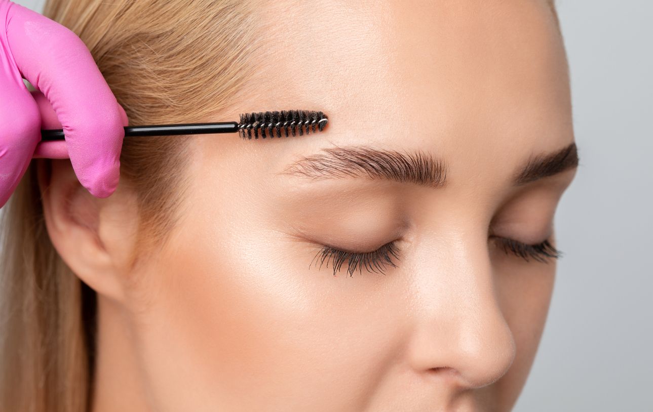Ingin tampilan feather eyebrow tanpa menggunakan soap brow? Yuk, coba buat dengan empat alternatif berikut ini!