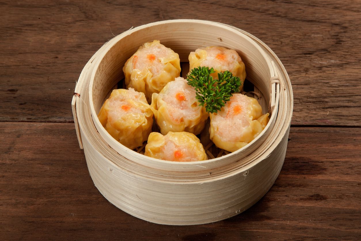Dimsum kerap dijumpai di kedai dimsum dengan banyak pilihan menu. Daripada beli, simak tips memasak mudah dimsum ayam berikut, yuk!