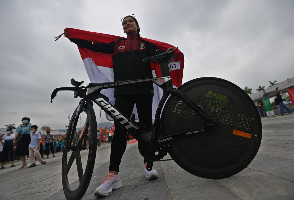 Pebalap perempuan Ayustina Delia Priatna, berhasil menyumbangkan emas bagi Indonesia di SEA Games 2021 Vietnam.