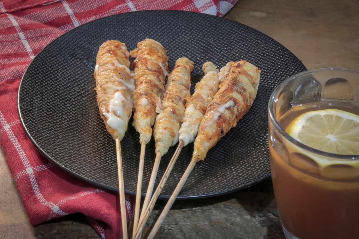 Telur gulung menjadi jajanan SD yang tak lekang waktu, tetap enak dinikmati hingga kini. Yuk, simak tips memasak cepat telur gulung ala kaki lima ini.