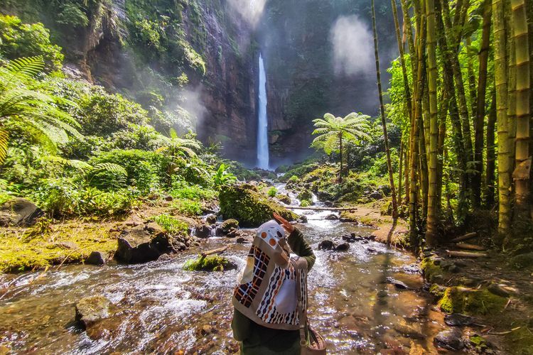 Berikut ini lima tips berkunjung ke hidden gem Air Terjun Kapas Biru di Kabupaten Lumajang, simak selengkapnya