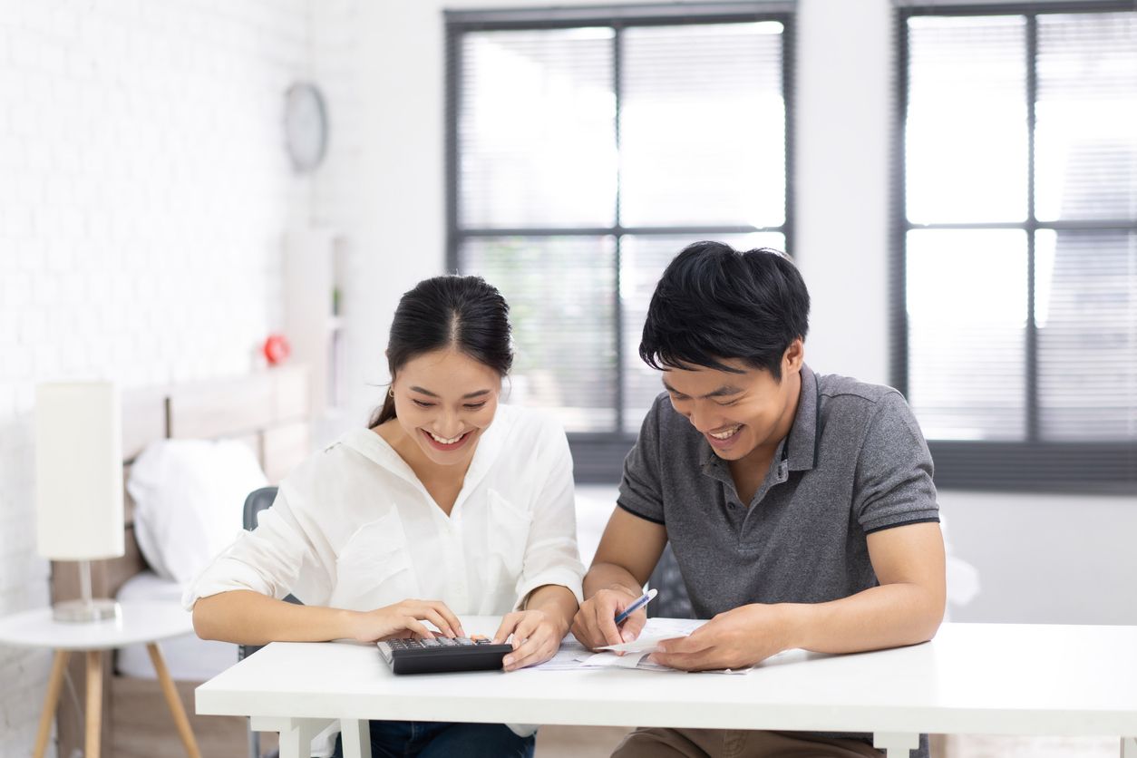 Setelah menikah pun, pasangan perlu secara rutin pergi berkencan agar tetap harmonis. Ini tips hemat untuk mengatur anggarannya.