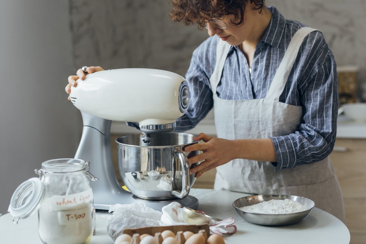 Membersihkan stand mixer tidak bisa dilakukan dengan sembarangan.
Oleh karenanya, berikut kangkah tepat dalam membersihkan stand mixer.