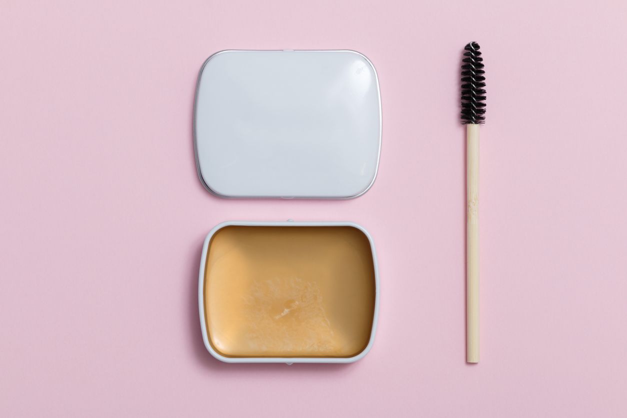 Soap brow memang bisa buat alis terlihat lebih tebal. Namun ternyata menurut sejumlah ahli justru bisa menimbulkan efek samping bagi kulit.