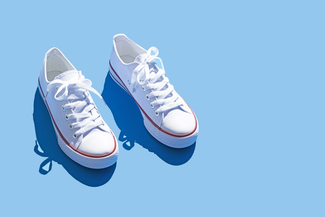 Banyak dipakai dalam mix and match di drakor, sneakers ada banyak jenisnya. Yuk, kenali berbagai macam sneakers yang bisa menunjang gayamu!