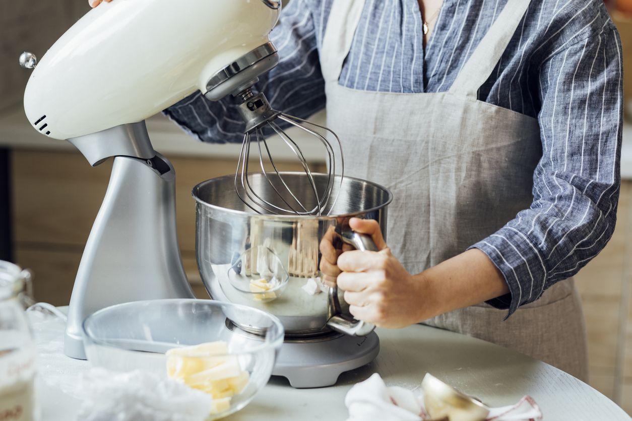 Stand mixer memiliki bagian-bagian yang cukup besar dan berat. Agar pembersihannya optimal, simak tips berikut ini!