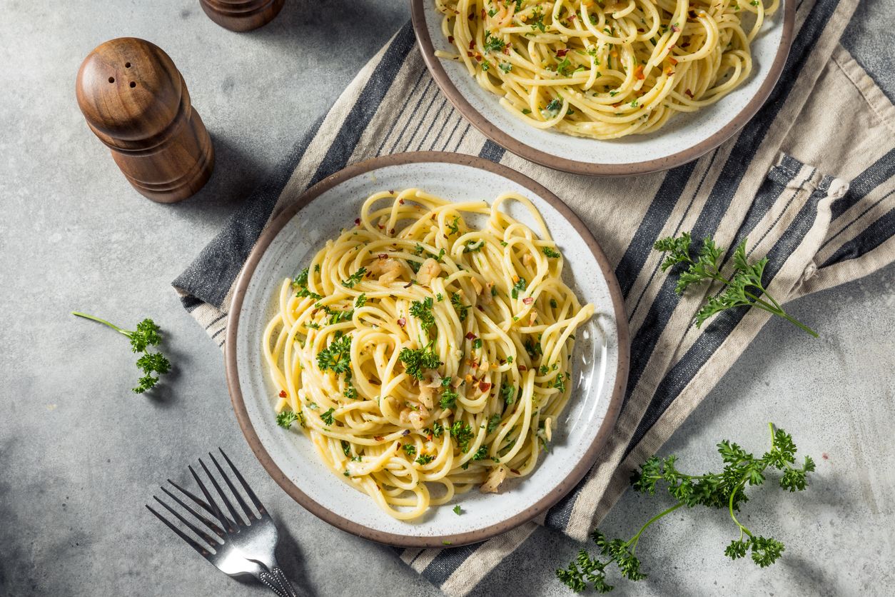 Dengan bahan yang mudah, simak ulasan cara memasak cepat spaghetti aglio olio yang  bisa kamu coba di rumah! 