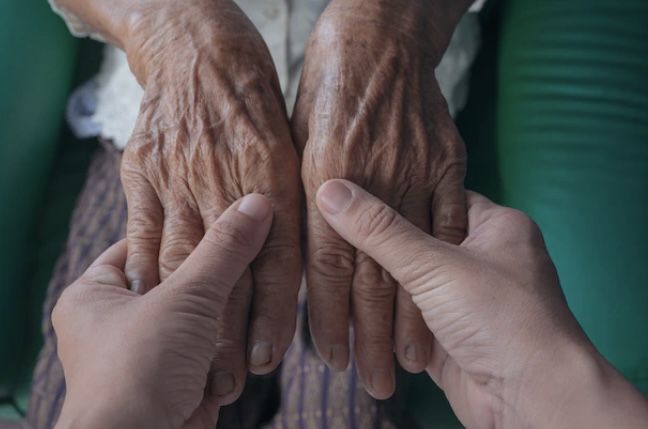 Merawat lansia selalu menjadi hal yang menantang. Dalam rangka Hari Lanjut Usia Nasional, ini bisa jadi alasannya.