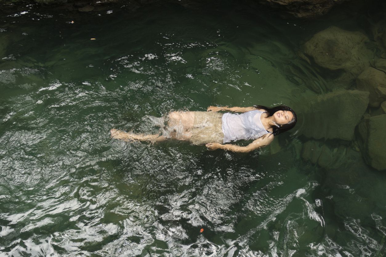 Berenang di sungai jernih tentu menyenangkan. Untuk mengantisipasi terbawa arus, begini cara selamatkan diri saat hanyut di sungai.