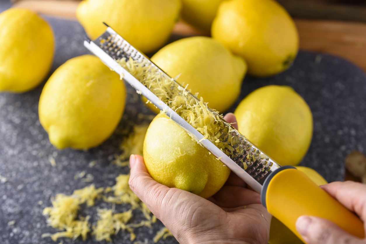 Ternyata kulit terluar lemon bisa dimanfaatkan sebagai bahan masakan. Yuk ketahui fungsi lemon zest dalam makanan